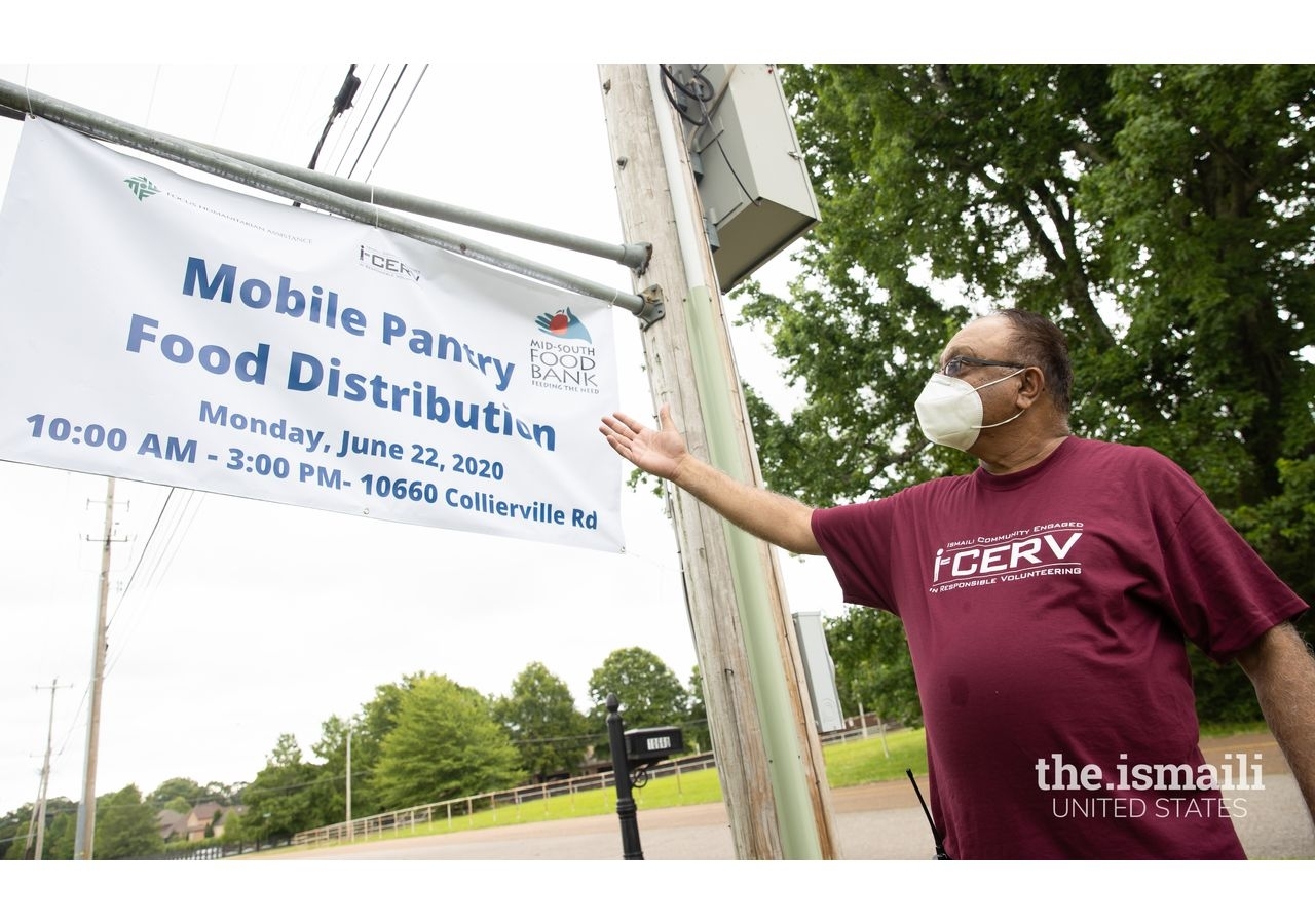 I-CERV and FOCUS volunteers lined up to receive cars that drove by the Mobile Food Pantry at the Ismaili Jamatkhana in Memphis, Tennessee.