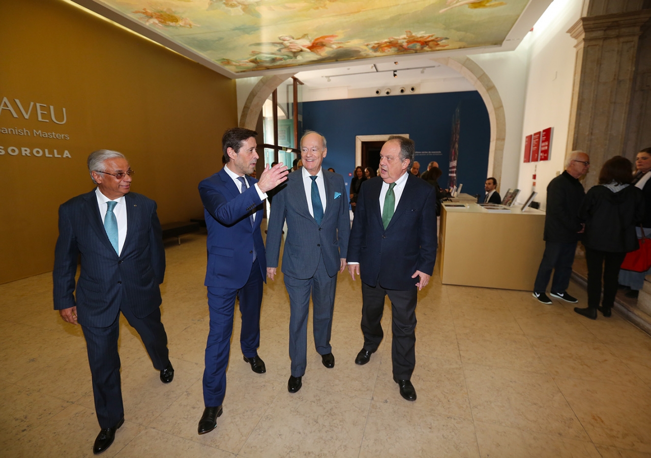 Prince Amyn is accompanied by Museum Director António Filipe Pimentel, Minister of Culture João Soares and AKDN Resident Representative Nazim Ahmad. José Caria