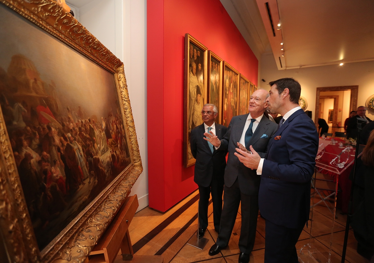 Prince Amyn and Museum Director António Filipe Pimentel discuss Sequeira’s “Adoration of the Magi”. The Aga Khan Foundation is supporting the Museum's campaign to acquire the national treasure. José Caria