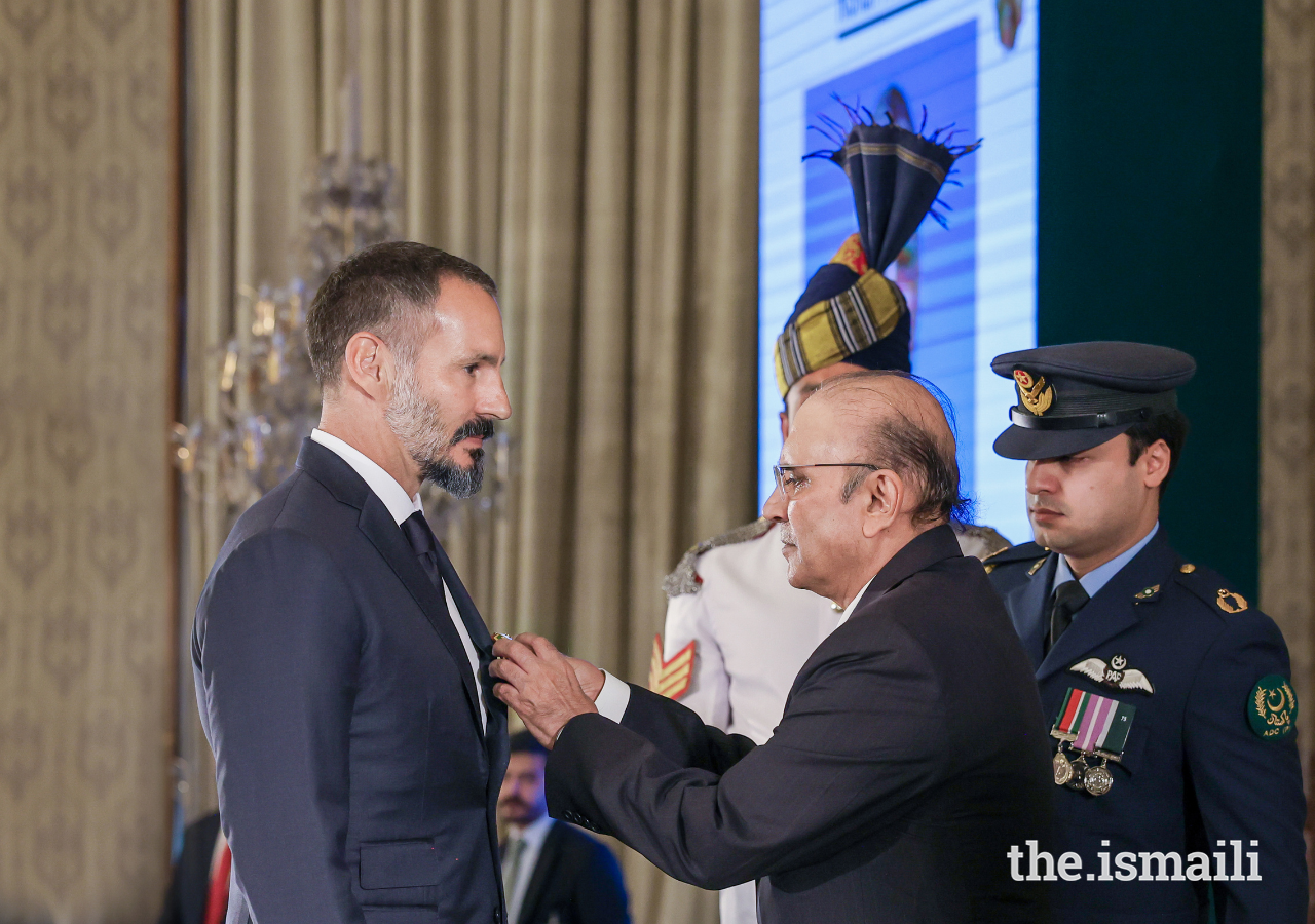 The President of Pakistan Asif Ali Zardari conferrs the Nishan-i-Pakistan on Prince Rahim.