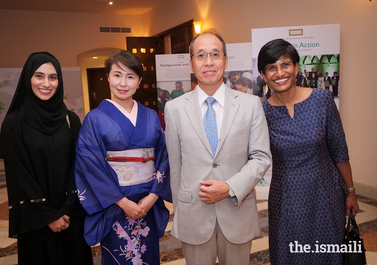 Ms Oki invited volunteers from the audience to create their own arrangements using the unique technique of Ikebana.