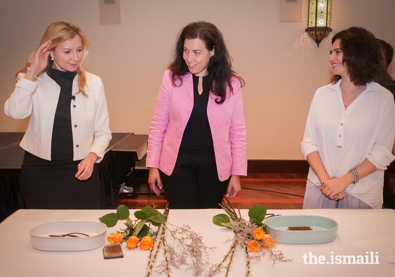 Ms Oki invited volunteers from the audience to create their own arrangements using the unique technique of Ikebana.