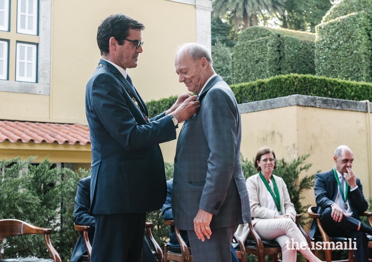 Prince Amyn is conferred with the Medal of Honour of the City of Porto by Mayor Mr Rui Moreira.