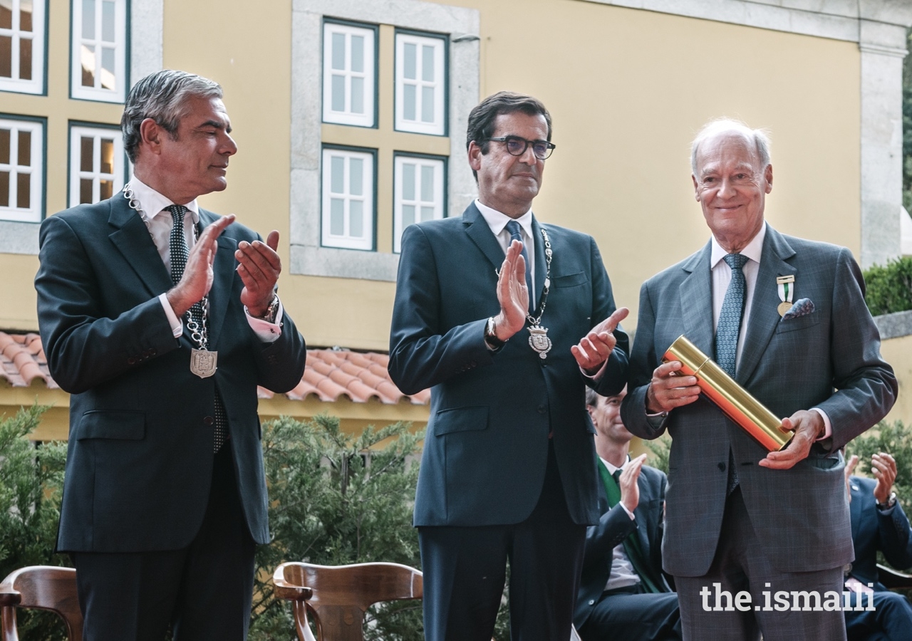 Prince Amyn was conferred with the Medal of Honour of Porto at a ceremony held at the Mayor’s official residence.