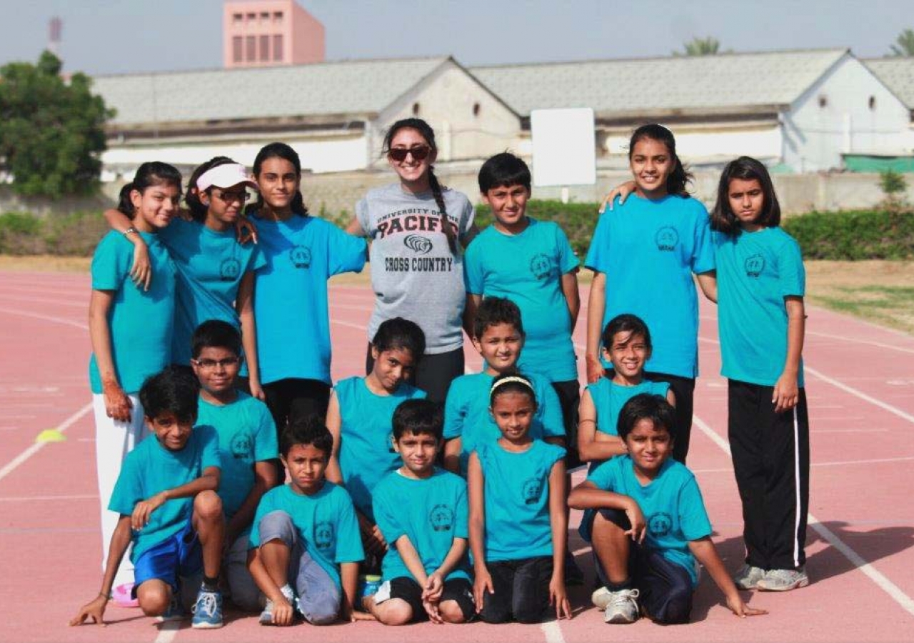 Myra Nur Lakdawala, Pakistan&#039;s national record holder in the ladies 3,000-metre long distance run, together with programme participants. Ismaili Council for Pakistan