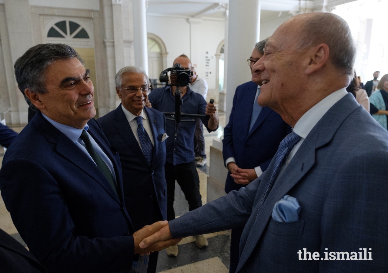 Rector of the University of Lisbon, António Manuel da Cruz Serra, welcomes Prince Amyn to Portugal’s National Museum of Natural History and Science.