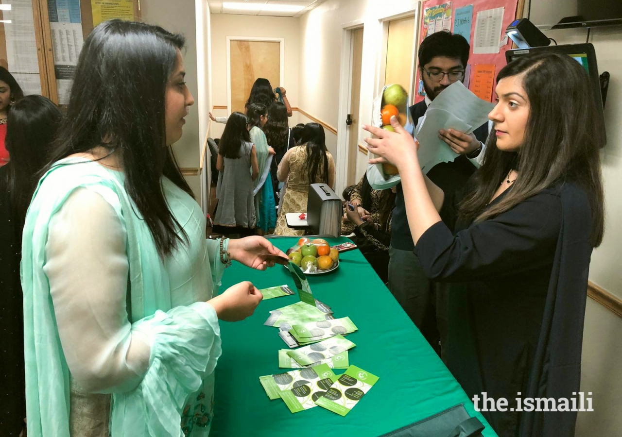 Volunteers in Detroit showing the Jamat how to save on plastic use.