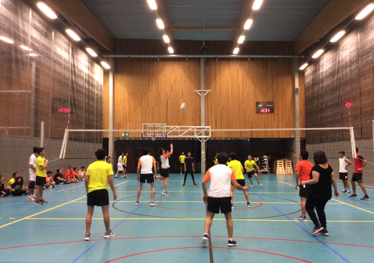 A mixed volleyball game takes place in Gent