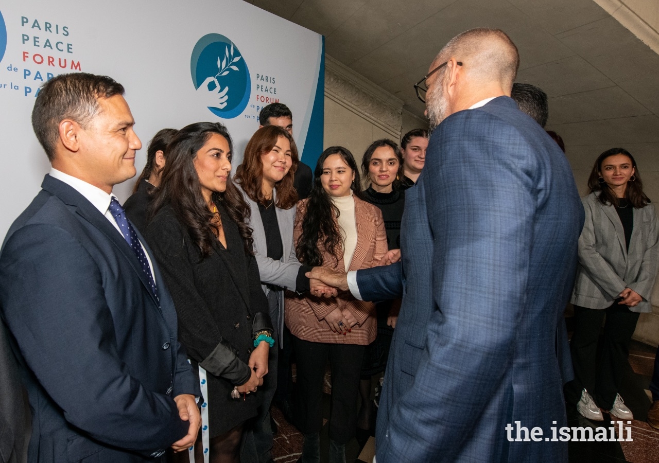 O Príncipe Rahim cumprimenta os voluntários do Ismaili CIVIC no Fórum de Paris para a Paz.