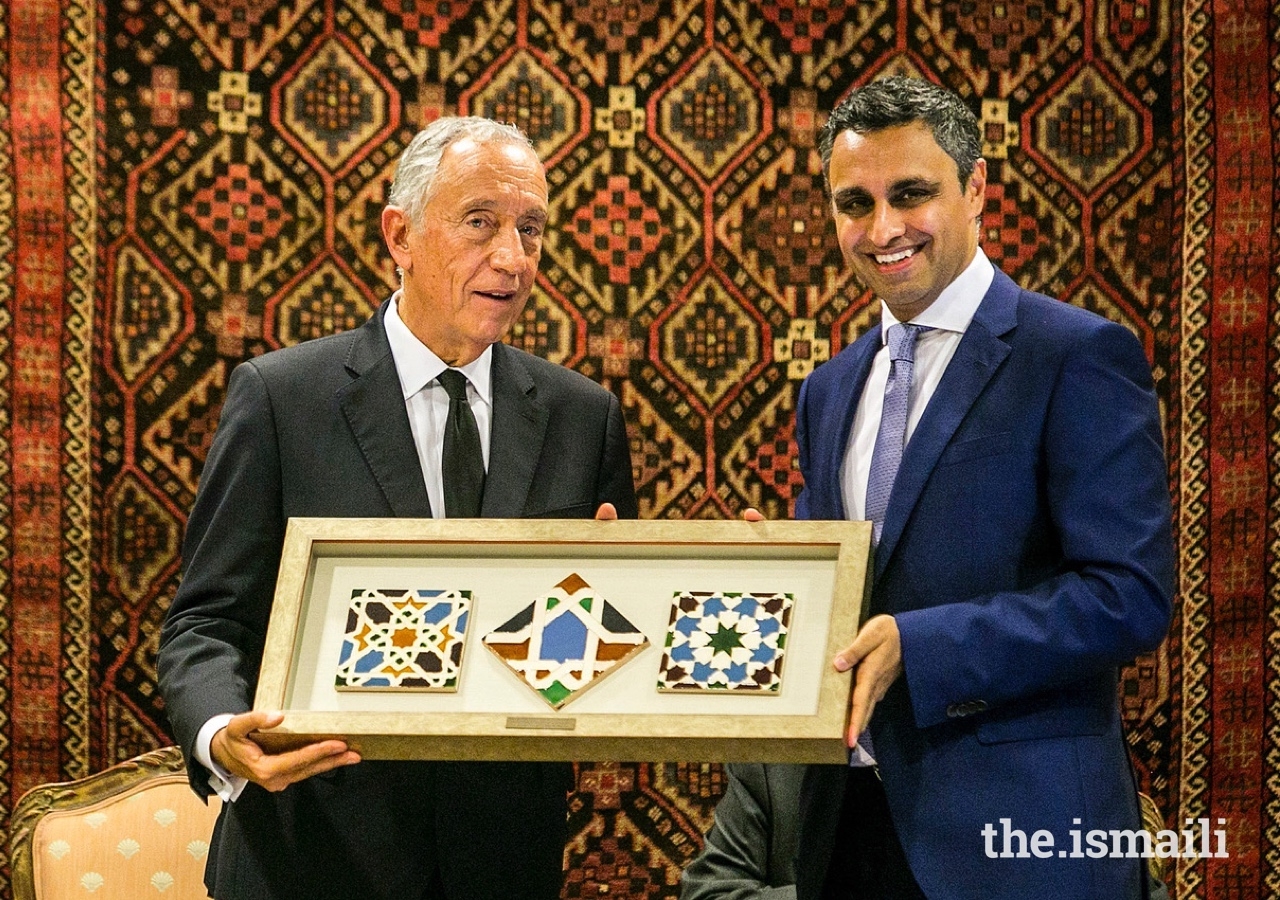 President of the Ismaili Council for Portugal, Rahim Firozali, offers a replica Ismaili Centre tile to the President of the Portuguese Republic Marcelo Rebelo de Sousa. ,