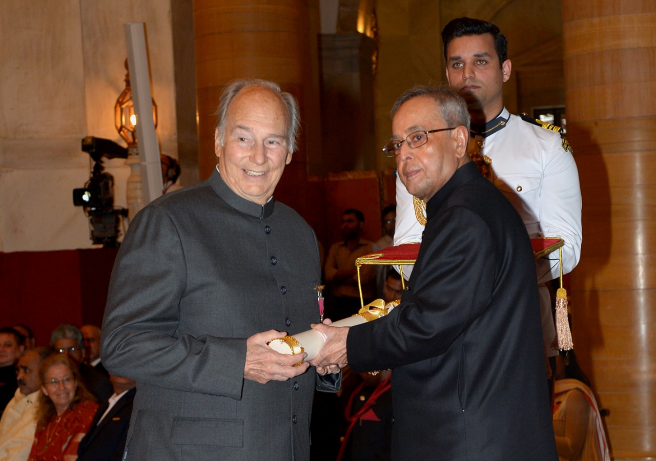 The President of India, His Excellency Pranab Mukherjee decorates Mawlana Hazar Imam with the Padma Vibhushan. Government of India