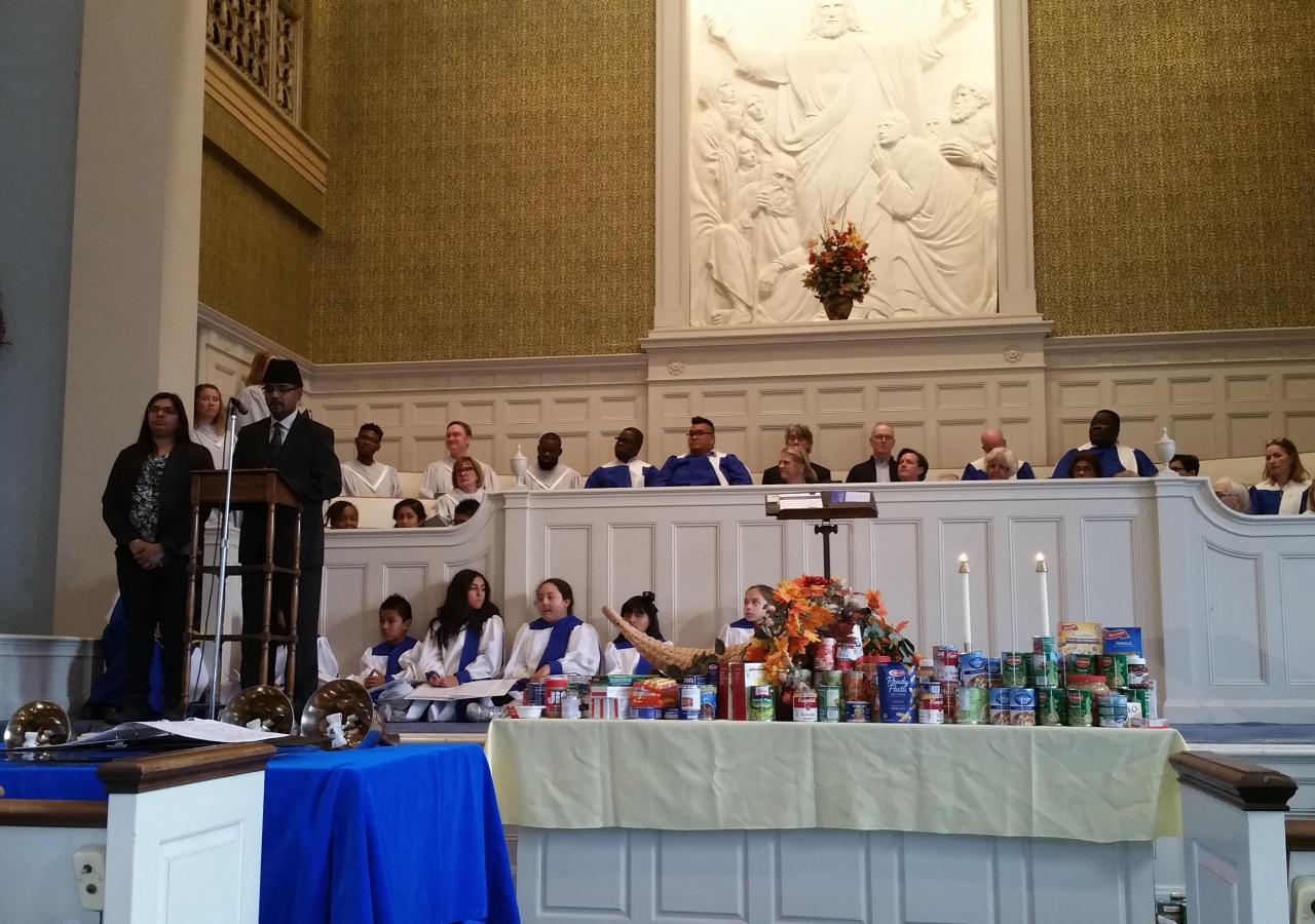 Malik Gillani recites a verse from the Holy Qur’an at the North Shore Baptist Church.