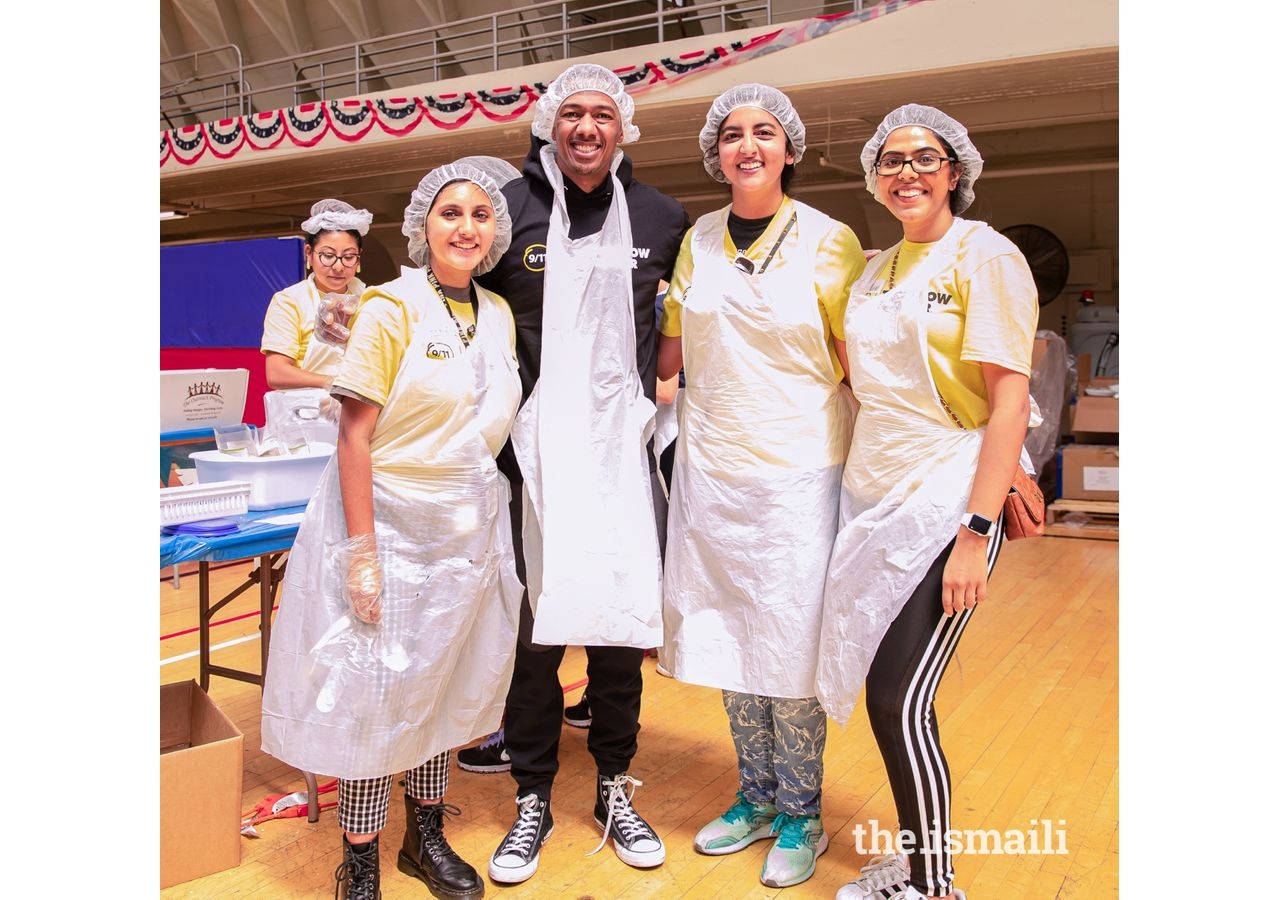 I-cerv volunteers and celebrity Nick Cannon take a picture together at the 9/11 Day of Service.