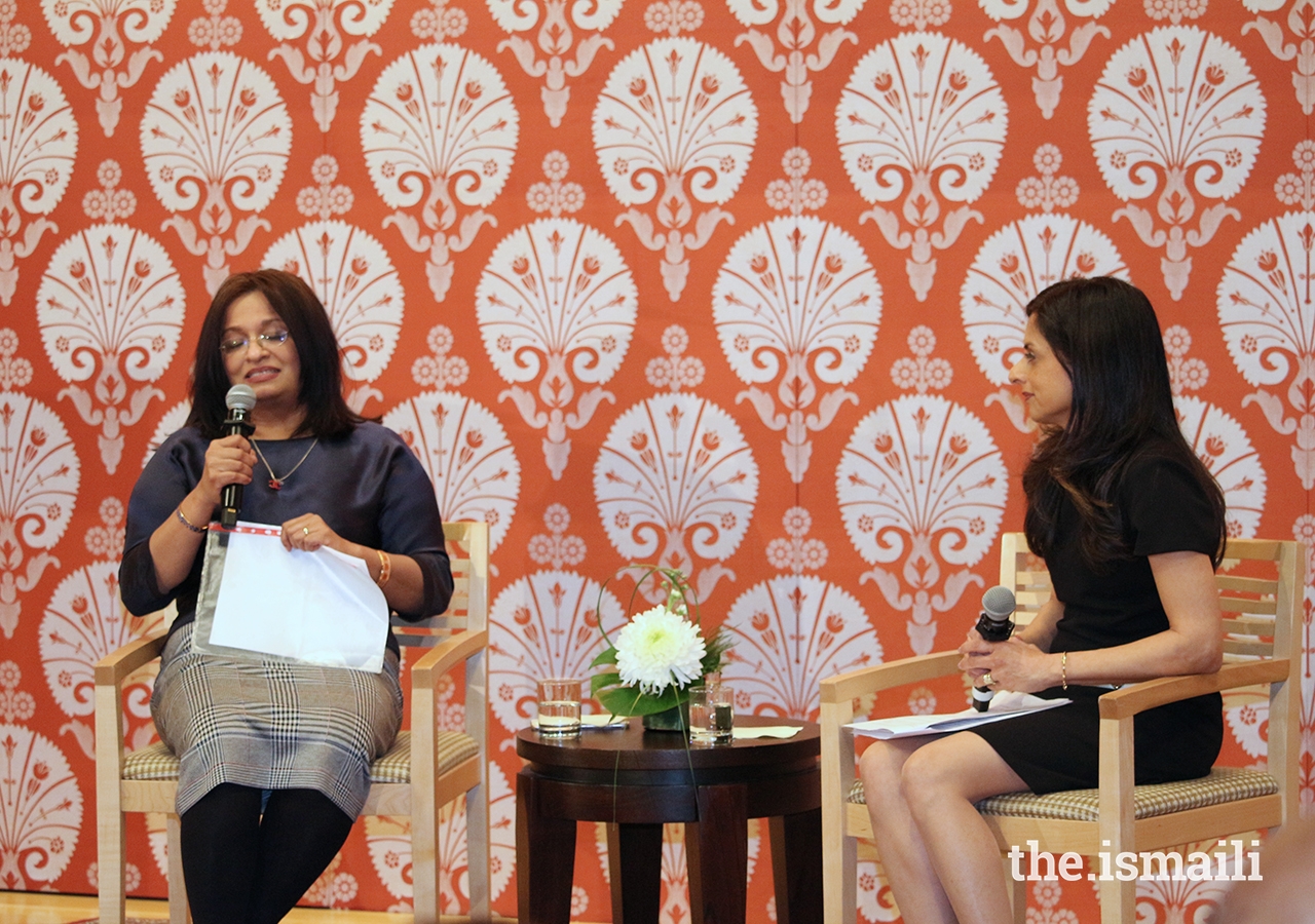 Anaar Dhanji moderates a discussion with Professor Siddiqui after the lecture.