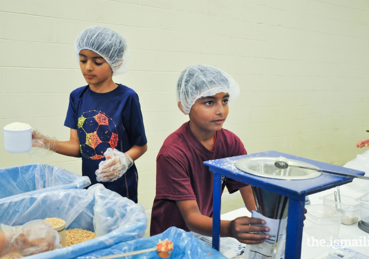  I-CERV volunteers and others packing nutritional packs in partnership with Feed My Starving Children, Chicago.