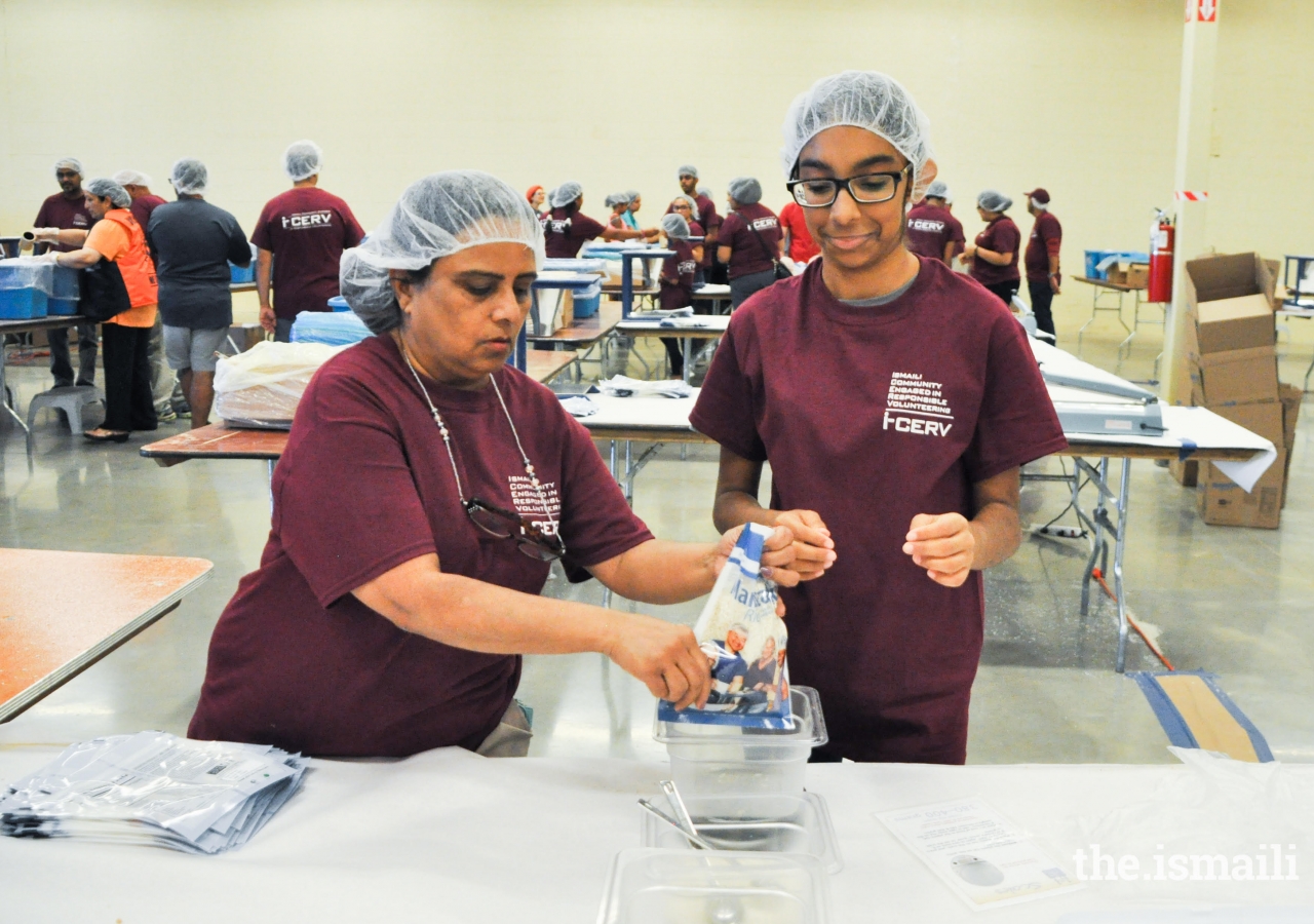  I-CERV volunteers and others packing nutritional packs in partnership with Feed My Starving Children, Chicago.