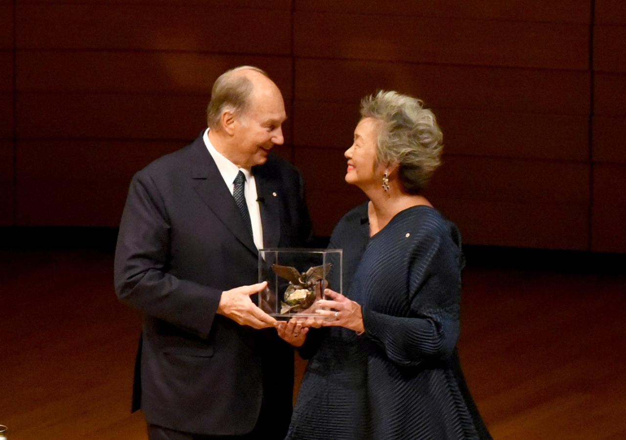 Adrienne Clarkson presents Mawlana Hazar Imam with the Adrienne Clarkson Prize for Global Citizenship in Toronto's Koerner Hall. Vazir Karsan