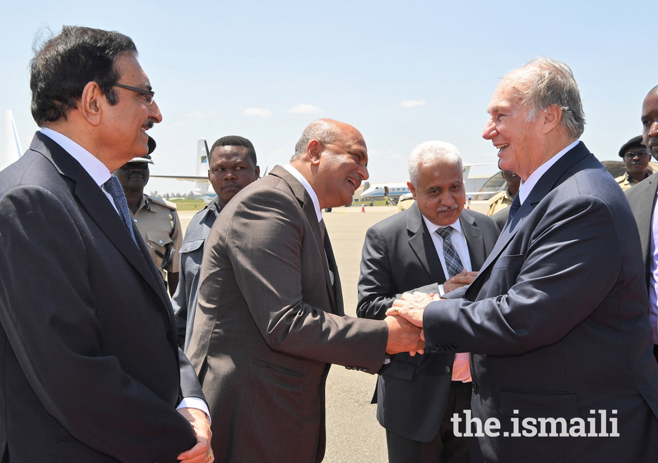 Ismaili Council for Tanzania President Amin Lakhani wishes Mawlana Hazar Imam a bon voyage, while AKDN Resident Representative Amin Kurji (left) and National Council Vice-President Kamal Khimji (right) look on.