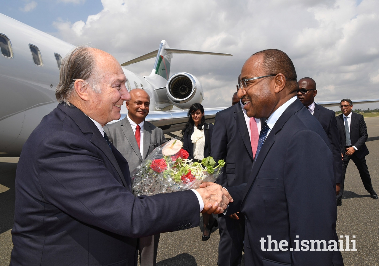 Mawlana Hazar Imam is welcomed by Tanzania's Defence Minister Hon. Hussein Mwinyi at Dar es Salaam's Julius Nyerere Airport. 