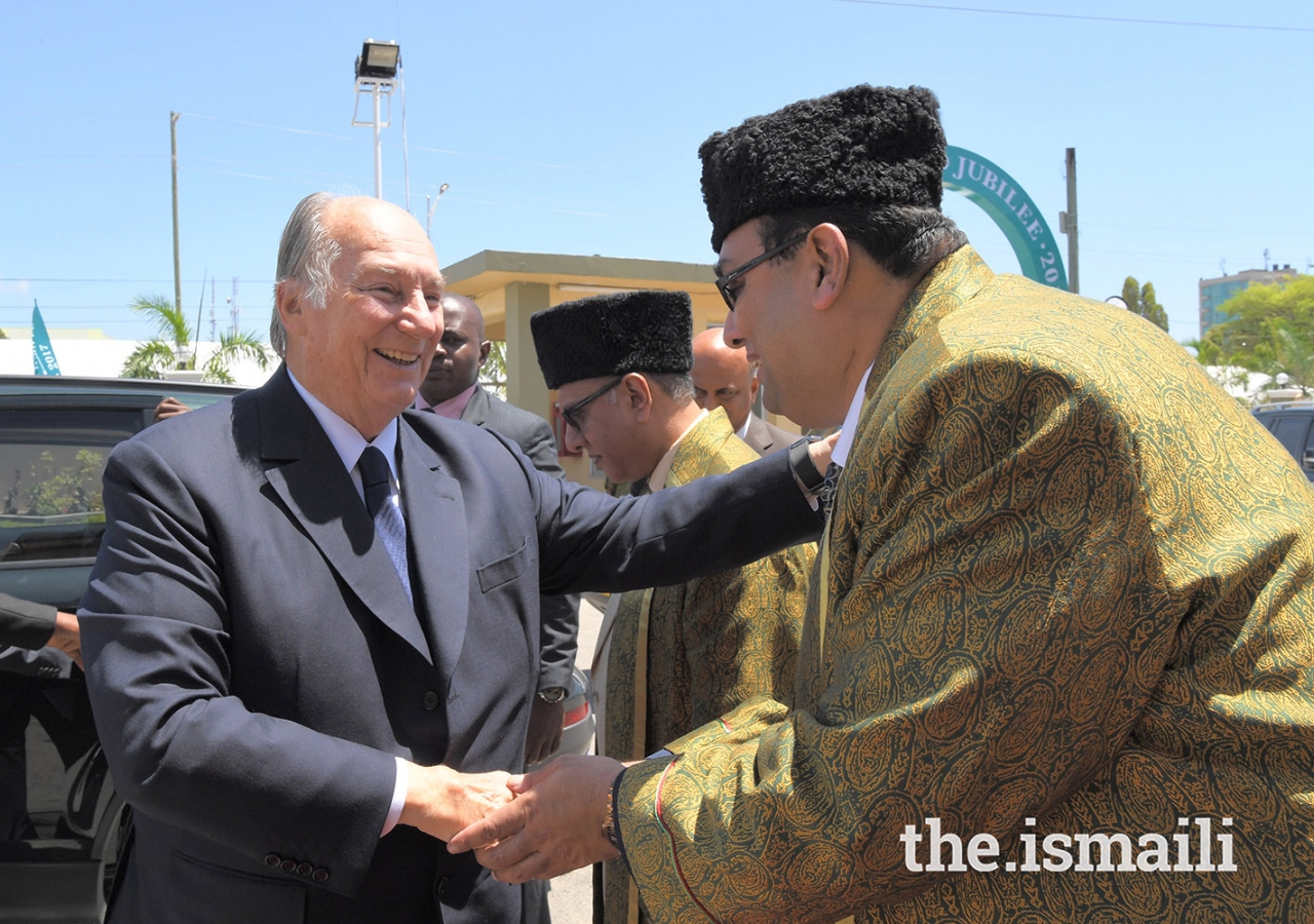 Mawlana Hazar Imam is received by Mukhisaheb and Kamadiasaheb, upon his arrival at the Aga Khan Diamond Jubilee Hall in Dar es Salaam.