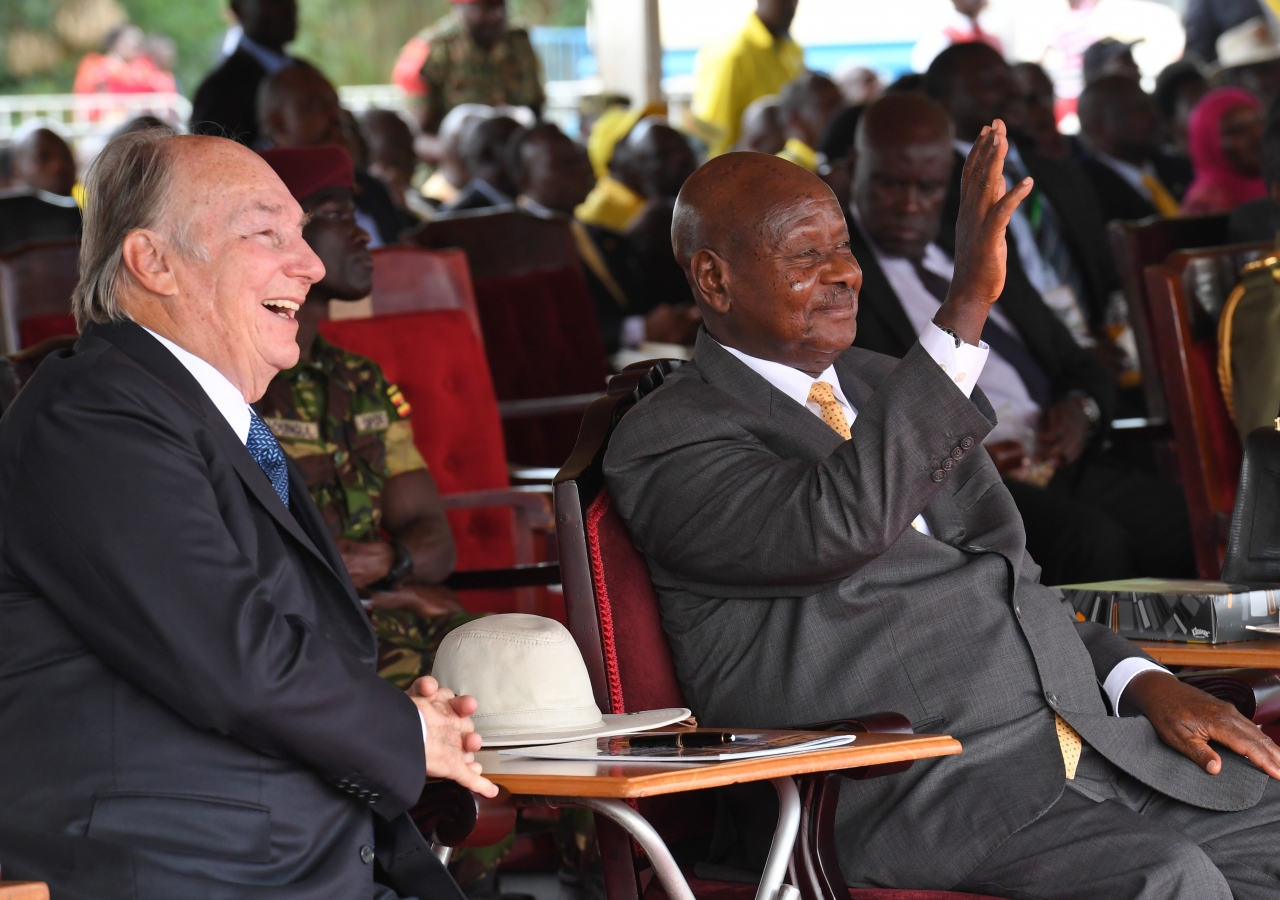 Mawlana Hazar Imam and His Excellency President Yoweri Museveni share a light moment during Uganda’s 55th Independence Day celebrations.