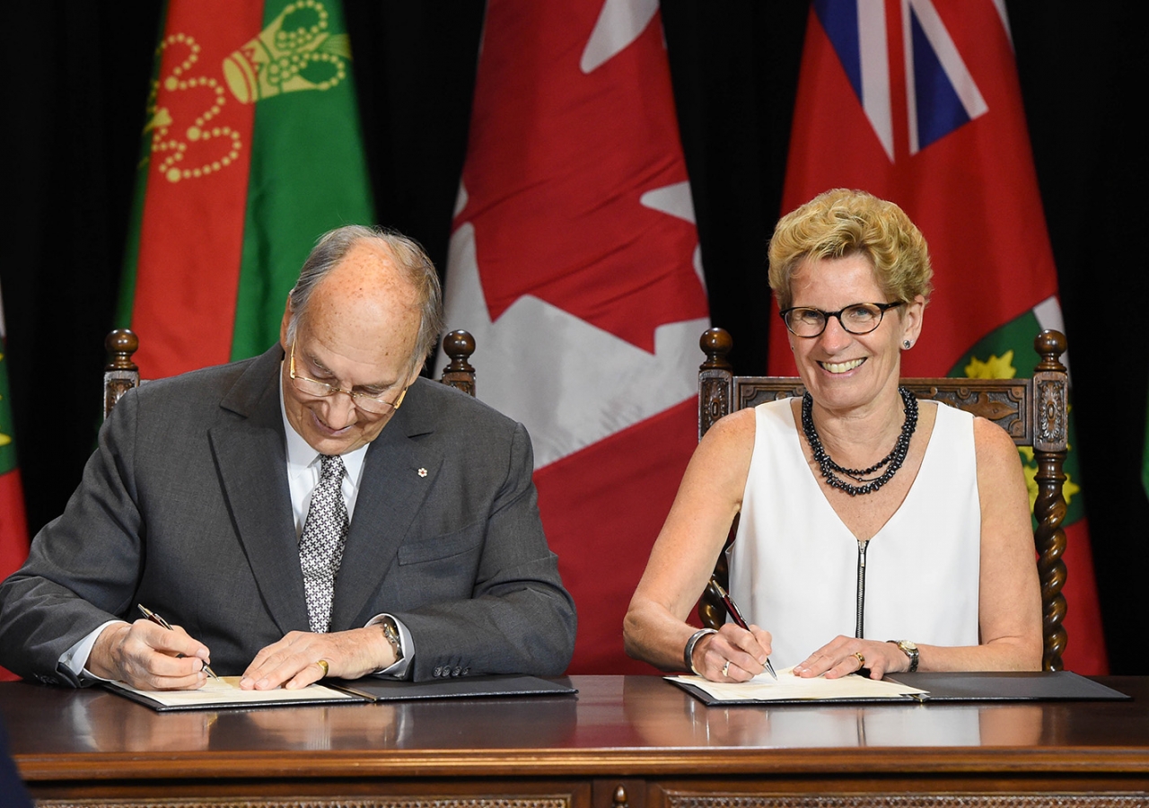 Mawlana Hazar Imam and Premier Kathleen Wynne sign a historic agreement between the Ismaili Imamat and the Province of Ontario. Zahur Ramji