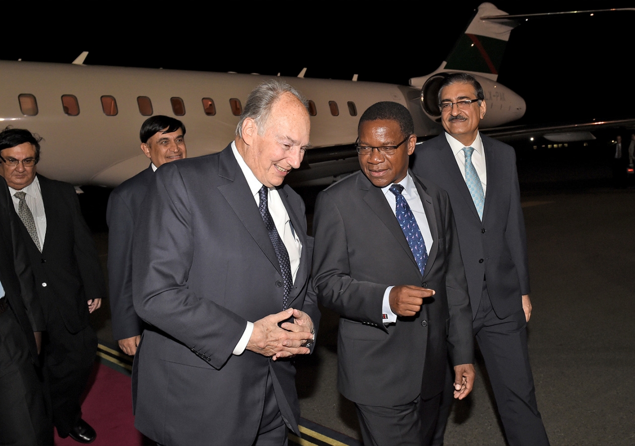 Mawlana Hazar Imam is received Tanzanian Government Ministers, the AKDN Resident Representative and the President of the Ismaili Council. AKDN / Zahur Ramji