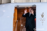 Mawlana Hazar Imam waves goodbye to Jamati leaders assembled at the Calgary airport at the conclusion of his Diamond Jubilee visit to Canada.