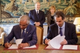 Ismaili Imamat Representative Nazim Ahmad and Portuguese Minister Professor Manuel Heitorsign an agreement that will strengthen research capacity and improve quality of life in Portugal and in Portuguese-speaking countries. AKDN / Luis Filipe Catarino