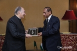 Honourable Governor Shri E.S.L. Narasimhan presents Mawlana Hazar Imam with a gift at the Raj Bhavan on the occasion of his visit to Hyderabad.