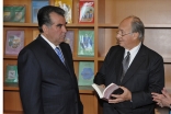 President Rahmon and Mawlana Hazar Imam pause in the library of the new Centre. They engage over a book about renowned poet and Ismaili philosopher, Nasir Khusraw, who lived over a thousand years ago in the region that is modern Tajikistan.