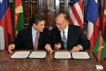 Governor Perry and Mawlana Hazar Imam exchange friendly remarks before signing the Agreement of Cooperation.