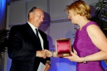 Chancellor Susan Desmond-Hellman presents Mawlana Hazar Imam with the 2011 University of California San Francisco Medal, the University’s highest honour.