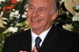 Mawlana Hazar Imam applauds during the dinner with Tanzanian institutional leaders.