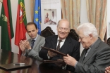 His Eminence Dom José Policarpo, Cardinal Patriarch of Lisbon, and Prince Amyn, Director of the Aga Khan Foundation, sign the renewal of a partnership agreement to improve the quality of life of marginalised groups in Greater Lisbon.