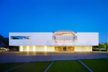 The Delegation of the Ismaili Imamat invokes the effect of a rock crystal, particularly in the way light passes through the building.