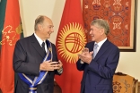 Kyrgyz President Almazbek Atambayev presented Mawlana Hazar Imam with the Order of Danaker in Bishkek on 18 October 2016. Gary Otte