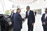 Upon arrving at the Ismaili Centre, Toronto, Mawlana Hazar Imam is greeted by Ismaili Council for Canada President Malik Talib and Vice-President Moez Rajwani. Gary Otte