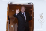 Mawlana Hazar Imam waves farewell before departing Vancouver.