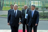 Mawlana Hazar Imam and Kyrgyz President Almazbek Atambayev enter the Ala Archa Official State Residence. Sultan Dosaliev (Presidential photographer)