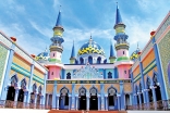 The Great Mosque of Tuban is located in East Java, an Indonesian province known for its volcanic peaks. With six minarets and three large domes, the mosque boasts a spectacular array of eye-catching colours that proclaim its presence in the scenic town of Tuban.