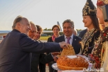 Upon his arrival into Kazan, Mawlana Hazar Imam is presented with an offering of traditional dishes from Russia and Tatarstan.