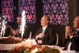 Mawlana Hazar Imam recevant un gâteau au nom du Jamat mondial à l'occasion de son 80e anniversaire.