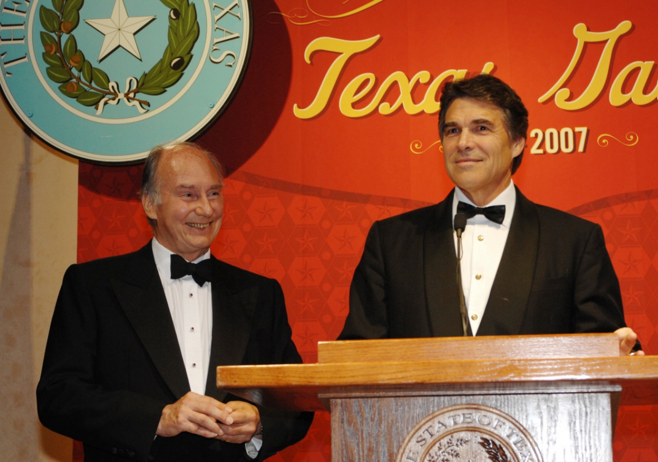 Governor Rick Perry of Texas introducing Mawlana Hazar Imam to the guests at the Texas Gala. 