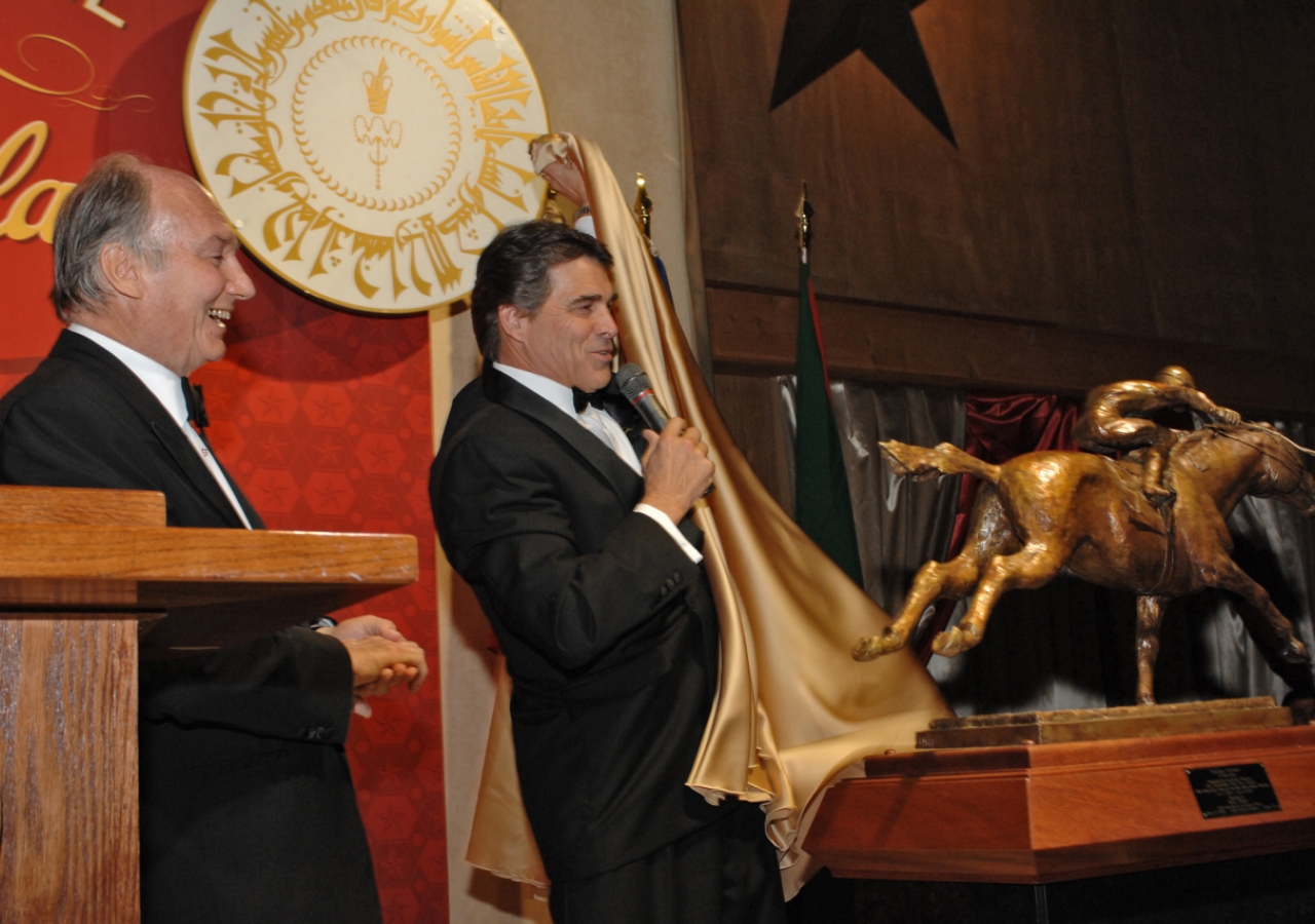 Governor Rick Perry of Texas unveils a gift for Mawlana Hazar Imam. 