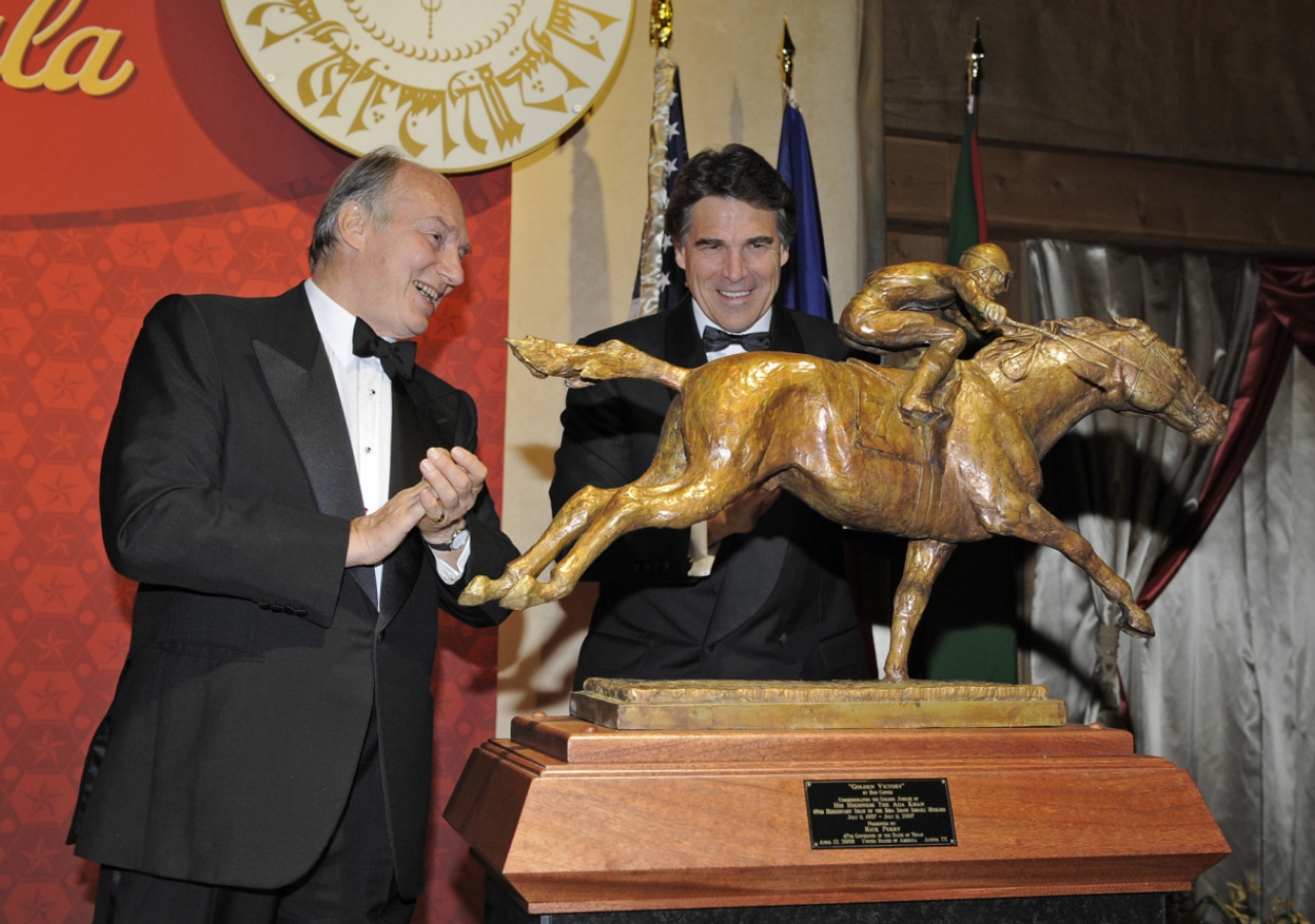 Mawlana Hazar Imam admires the gift presented to him by Governor Rick Perry of Texas. 