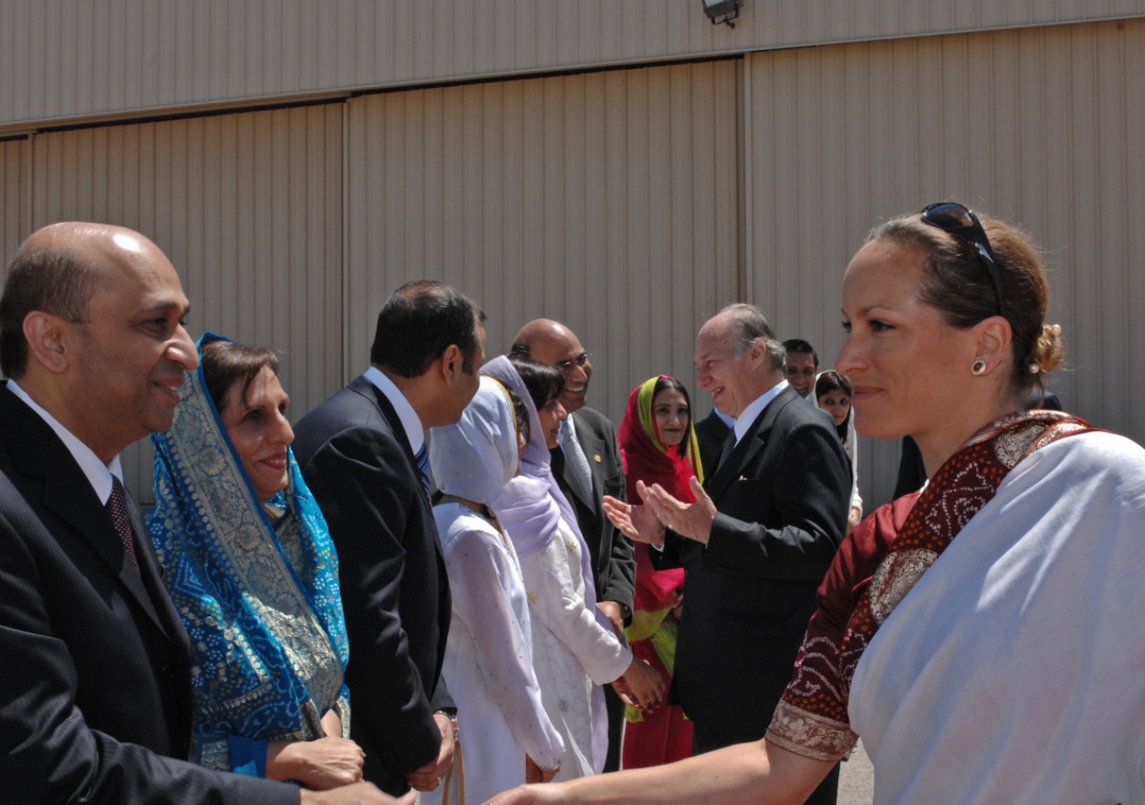 Leaders of the Jamat bid farewell to Mawlana Hazar Imam and Princess Zahra at San Antonio airport in Texas.   