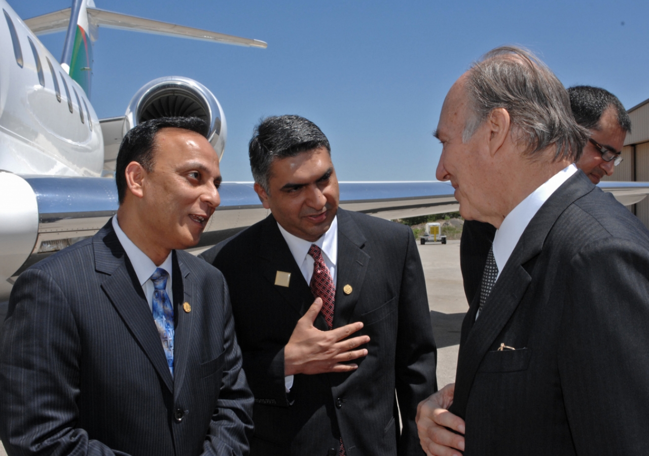 President Amirali Popatia of the Ismaili Council for Southwestern USA and President Rafiq Ramzanali Pradhan of the Ismaili Council for North Texas bid farewell to Mawlana Hazar Imam at San Antonio airport, as he departs from Texas for California.  