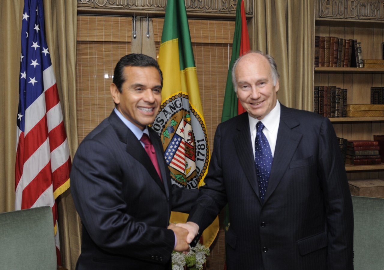 Mawlana Hazar Imam and Mayor Antonio Villaraigosa meet at Getty House, the official residence of the Mayor of Los Angeles. 