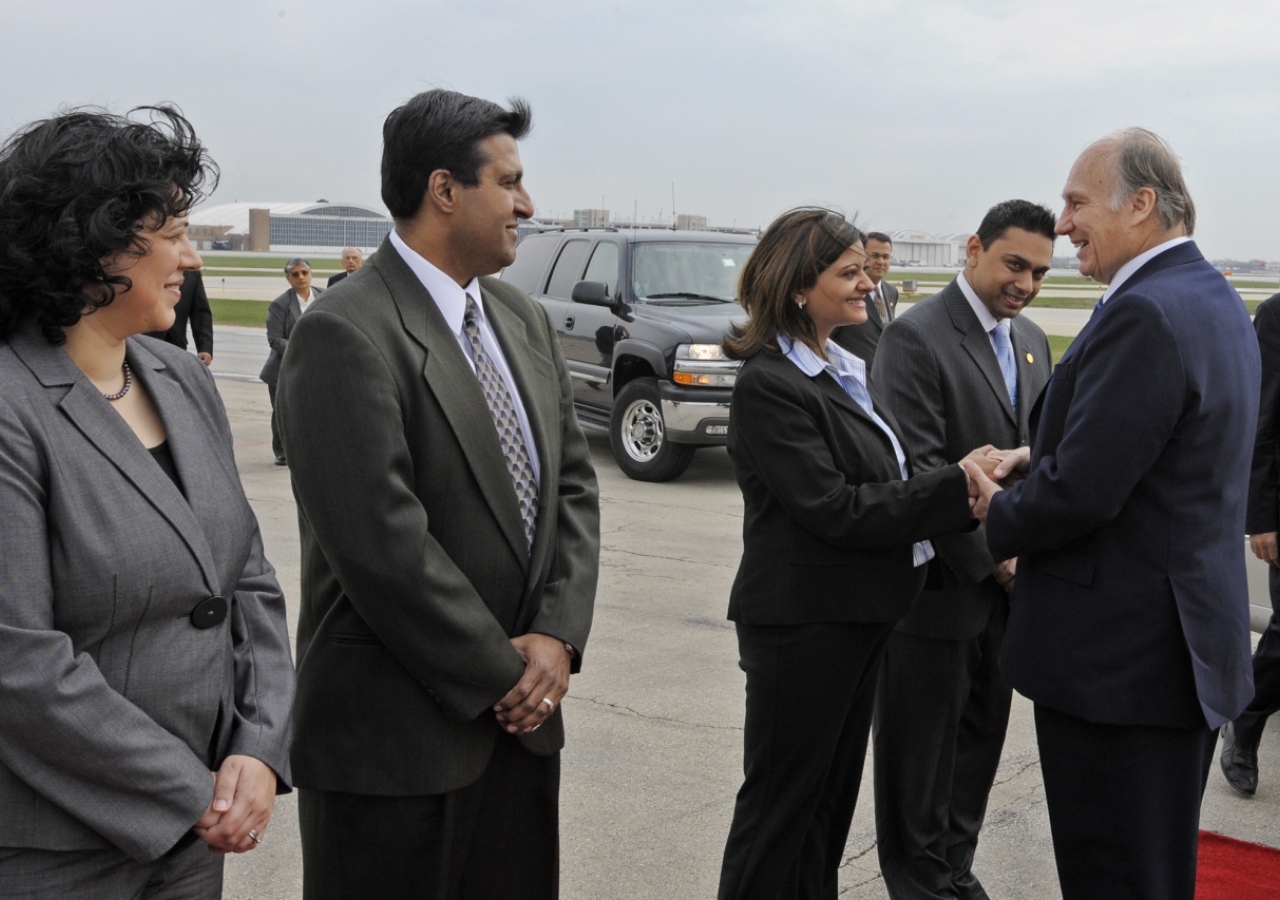 Leaders of the Jamat bid farewell to Mawlana Hazar Imam at Midway Airport in Chicago. 